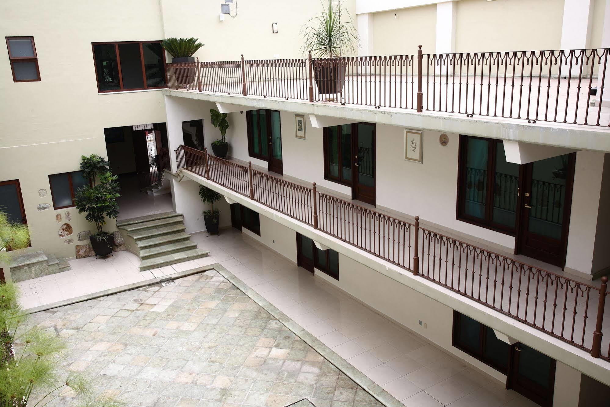 Hotel Casa De Flores 4*